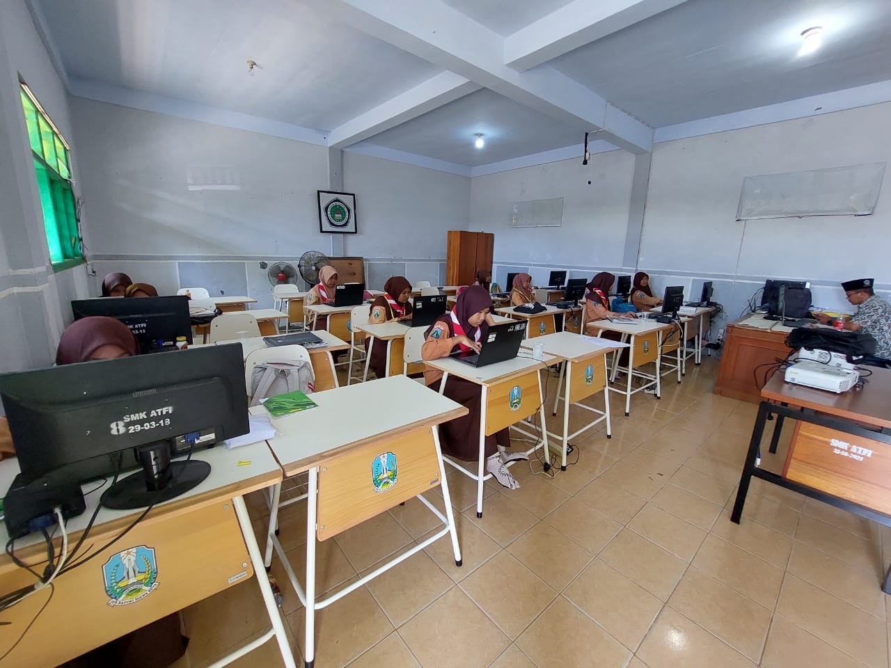 MI AT TAUFIQIYAH MELAKSANAKAN UJIAN MADRASAH BERBASIS KOMPUTER