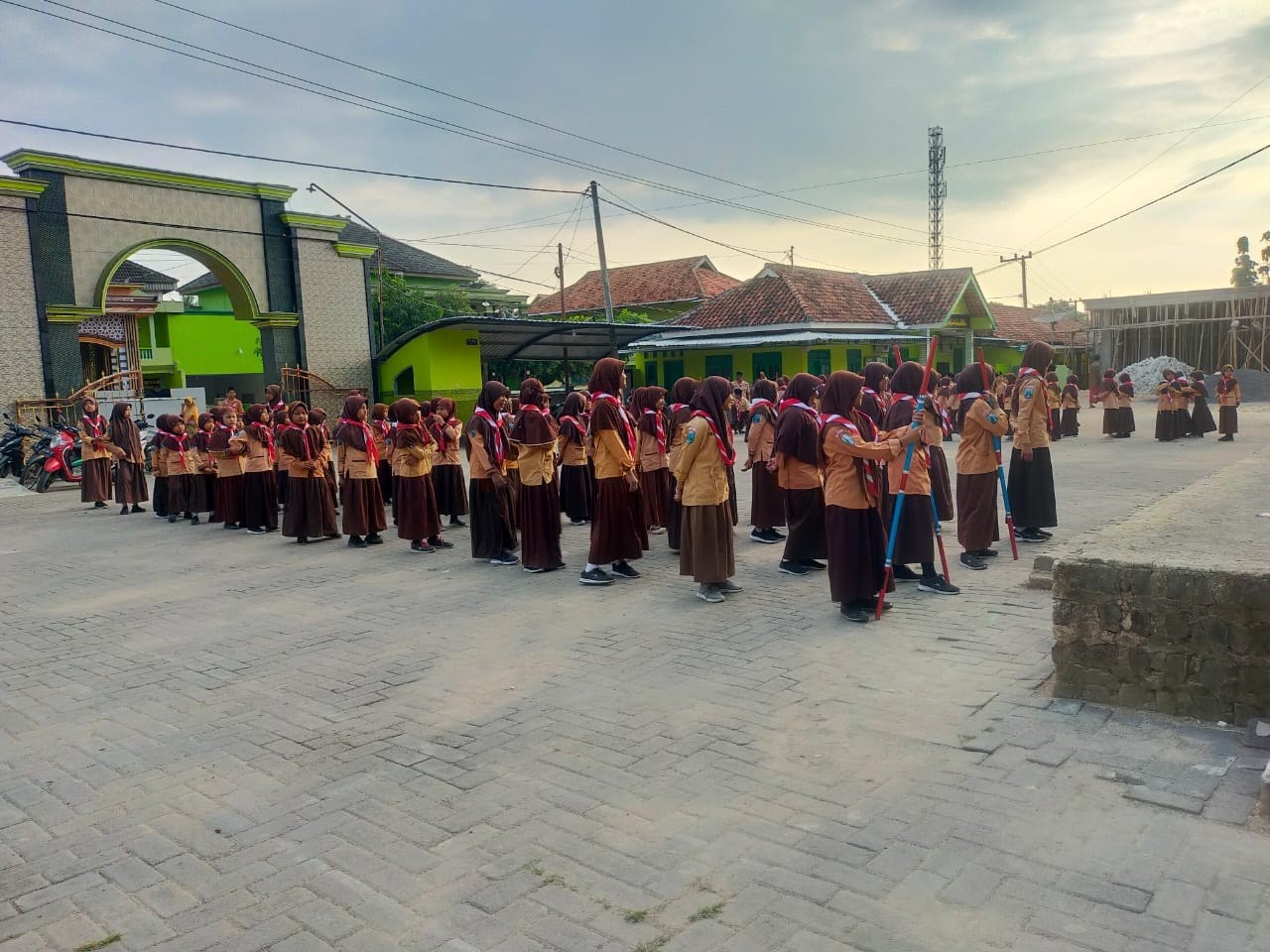 GELAR LATIHAN RUTIN, PRAMUKA MI AT TAUFIQIYAH PERDALAM MATERI MENAKSIR TINGGI POHON